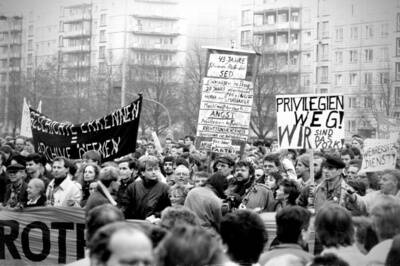 DDR-kritische Transparente und Plakate auf  derDemonstration am Alexanderplatz am 4. November 1989