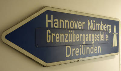 Autobahnwegweiser in Richtung Grenzübergangsstelle Drewitz/Dreilinden;