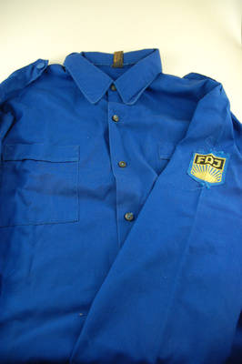 Blaues Hemd der FDJ (Blauhemd) mit Mitgliedsabzeichen der FDJ und rotem Barret