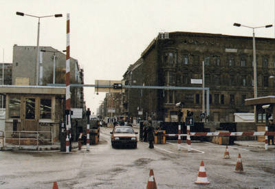 Blick von der GÜSt Friedrichstraße auf den Checkpoint Charlie nach West-Berlin