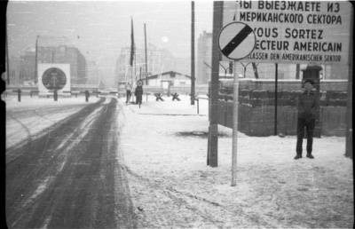 Grenzübergangsstelle Friedrichstraße und Checkpoint Charlie im Schnee