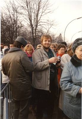 Person bei der Einreise am Grenzübergang Brandenburger Tor