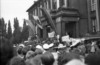 West-Berliner mit Bannern am Rathaus Schöneberg zum Staatsbesuch von US-Vizepräsident Lyndon B. Johnson