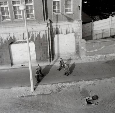 Grenzsoldaten im Grenzstreifen auf der Stresemannstraße fotografiert aus dem Haus Vaterland