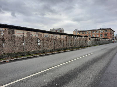 Grenzmauer 75 mit Spuren der Mauerspechte entlang der Niederkirchnerstraße;