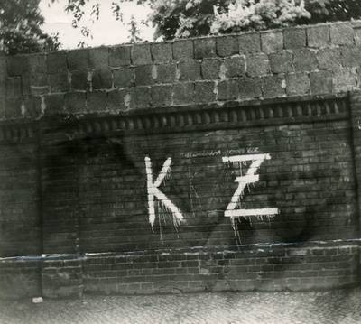 KZ-Schriftzug auf der Mauer