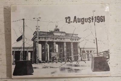 Unterrichtsmaterialien "13. August 1961" mit Broschüren, Fotografien, Langspielplatte, Plänen und Plakaten	