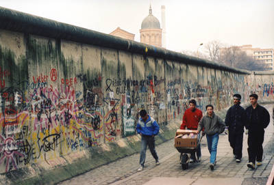 Mauerstück-Händler an der Grenzmauer 75 an der Waldemarstraße