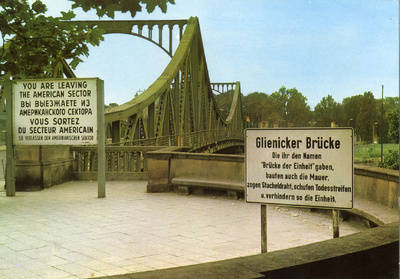 Grenzübergangsstelle Glienicker Brücke mit West-Berliner Sektoren- und Propagandaschild