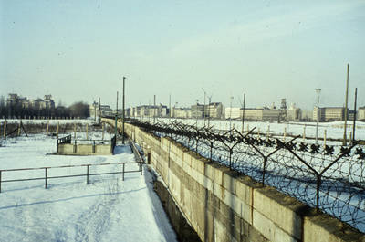 Grenzmauer entlang der Ebertstraße im Winter