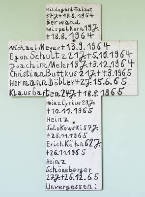 Gedenkkreuz für die Maueropfer 1964/65 mit Namen und Todesdatum
