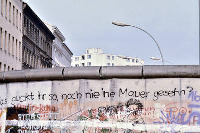 Bogen der Grenzmauer 75 an der Luckauer Straße