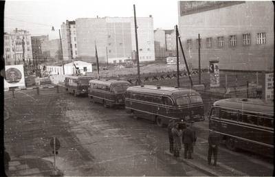 Busse der US-Army an der Grenzübergangsstelle Friedrichstraße