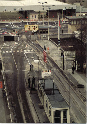 Luftaufnahme des Checkpoint Charlie und der GÜSt Friedrichstraße