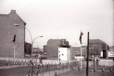 Grenzübergangsstelle Friedrichstraße mit Kommandoturm und Staatswappen der DDR