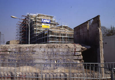 Mauerreste neben dem eingerüsteten Brandenburger Tor und dem provisorischen Grenzübergang (Süd)