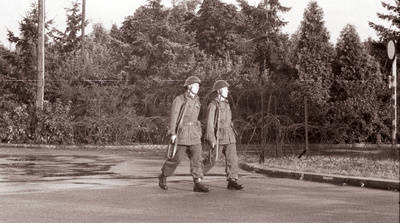 Zwei Britische Soldaten patrouillieren im Tiergarten am Tag des Mauerbaus