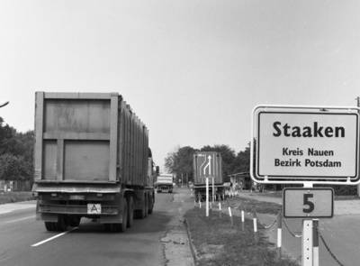 Blick von der Grenzübergangsstelle Staaken in die DDR