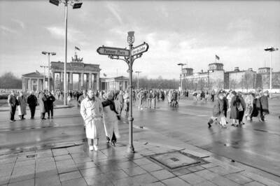 Fußgängerstrom am provisorischen Grenzübergang Brandenburger Tor