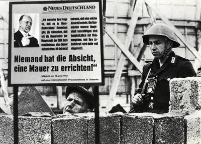 Mauerbau und West-Berliner Propagandaschild