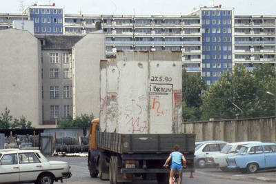 Transport von Mauerelementen nahe Markgrafenstraße