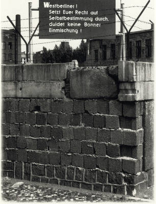 Postkarte mit Propagandaschild der DDR an der Betonverbundmauer im Wedding