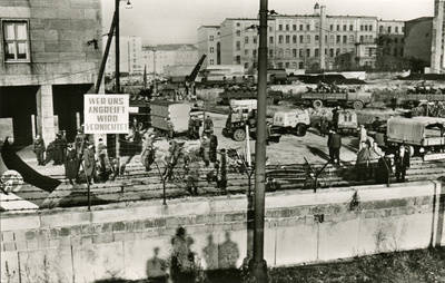 Ausbau der Grenze in der Niederkirchnerstraße/Wilhelmstraße nach 1961