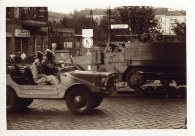 Französischer Panzerwagen mit Kanone in der Graunstraße/Gleimstraße