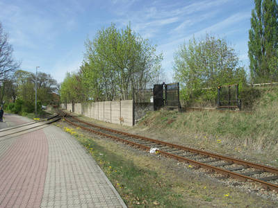 Hinterlandmauer an der ehemaligen Bahnstrecke des Bombardierwerks in Hennigsdorf