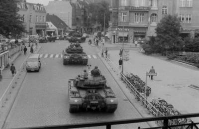 Amerikanische Panzer und Passanten im Straßenverkehr am S-Bahnhof Zehlendorf