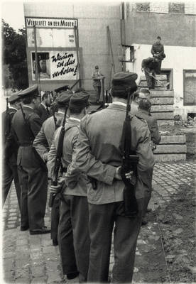 Grenzpolizisten beobachten Errichtung der Betonschichtmauer an der Bernauer Straße/Ackerstraße