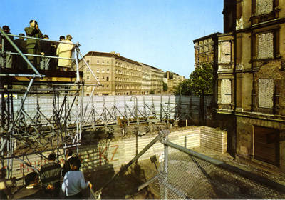 Mauerbesucher auf einer Aussichtsplattform an der Bernauer Straße/Eberswalder Straße