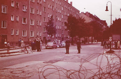 Soldaten und Stacheldraht versperren Wohnstraße in Neukölln