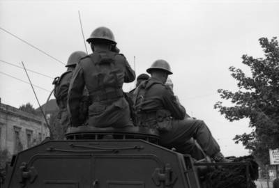 Britischer Soldaten auf einem Militärfahrzeug nahe der Grenzübergangsstelle Invalidenstraße 
