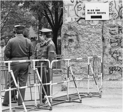 Grenzsoldaten bei der Einreise am provisorischen Grenzübergang Brandenburger Tor
