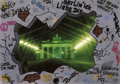 Fotomontage mit Blick durch die Mauer auf das Brandenburger Tor bei Nacht