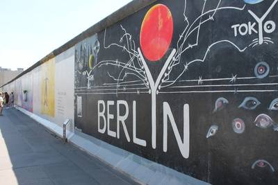 Die East Side Gallery auf der Hinterlandmauer entlang der Müllerstraße;