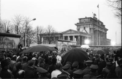 Menschenmenge bei der Öffnung der Mauer am Brandenburger Tor