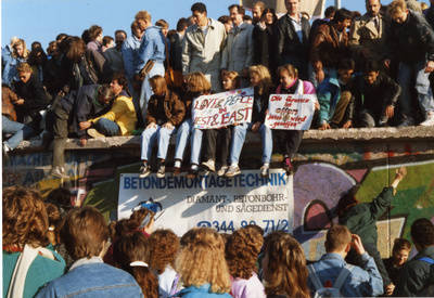 Menschenmenge auf der Grenzmauer am Brandenburger Tor