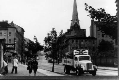 Stadtleben und Kirchturm an der Bernauer Straße