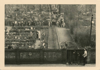 Beisetzung auf dem Sophienfriedhof hinter der Berliner Mauer