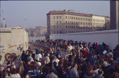 Menschenmenge am provisorischen Grenzübergang Bernauer Straße/ Eberswalder Straße
