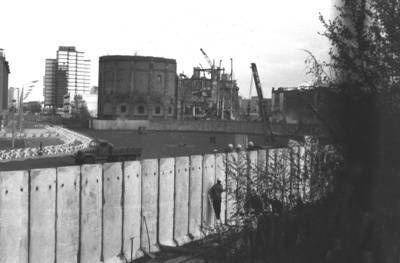 Aufbau der Grenzmauer 75 am Potsdamer Platz