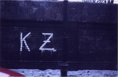 KZ-Schriftzug auf Grenzmauer