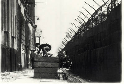 Spielende Kinder an der Mauer in der Sebastianstraße