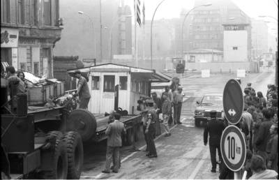 Abtransport des alten US-Kontrollhauses am Checkpoint Charlie