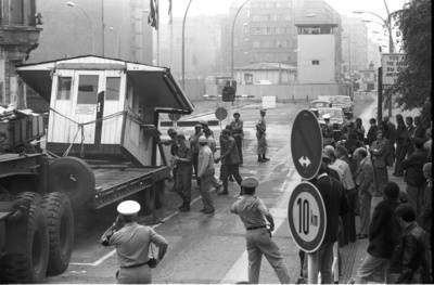 Abtransport des alten US-Kontrollhauses am Checkpoint Charlie