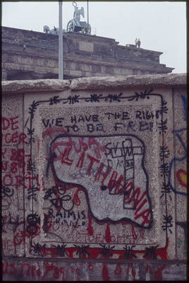 Besprühte Grenzmauer vor dem Brandenburger Tor
