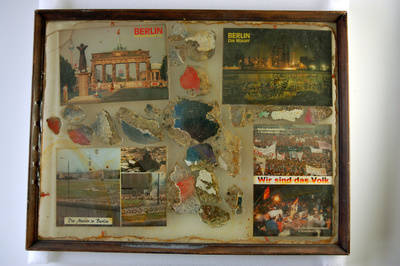 Memorabilium-Collage aus Mauerstücken und Postkarten in Kunstharz gegossen