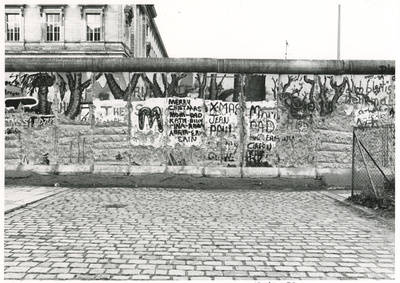 Beschädigte Grenzmauer 75 in der Niederkirchnerstraße vor dem Abgeordnetenhaus